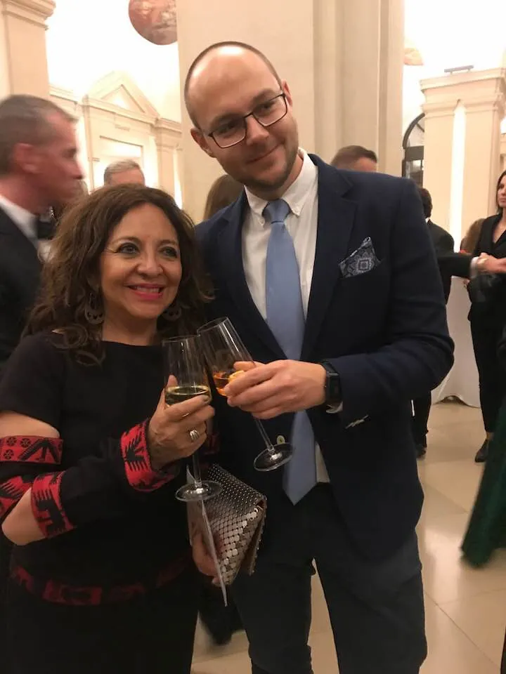 Dos asistentes brindando durante un evento