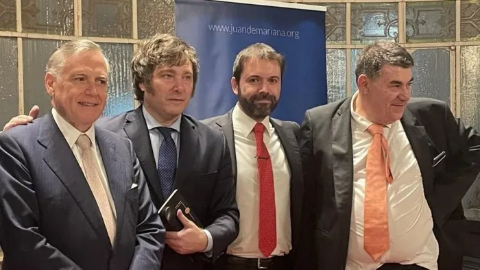 Cuatro asistentes posando juntos en un evento